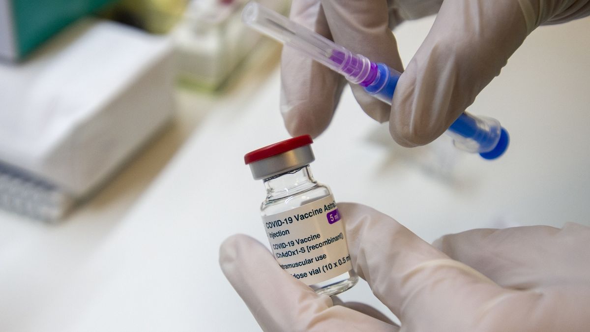 Zdravotní sestra ukazuje ampulku s vakcínou AstraZeneca na snímku pořízeném 26. února 2021 v Třemošnici na Chrudimsku v ordinaci praktického lékaře Radoslava Svobody.