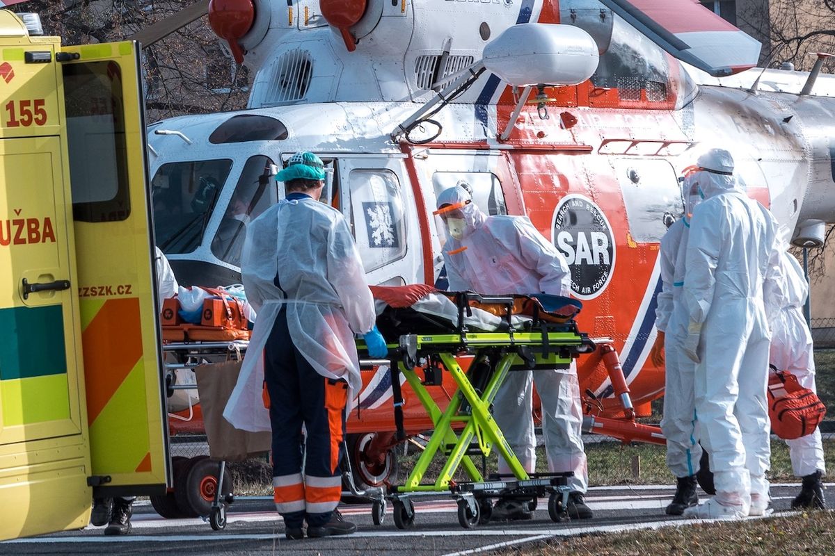 Zlínští zdravotníci přebírají covid pacienta ve vážném stavu, kterého na východ Moravy transportoval vrtulník

