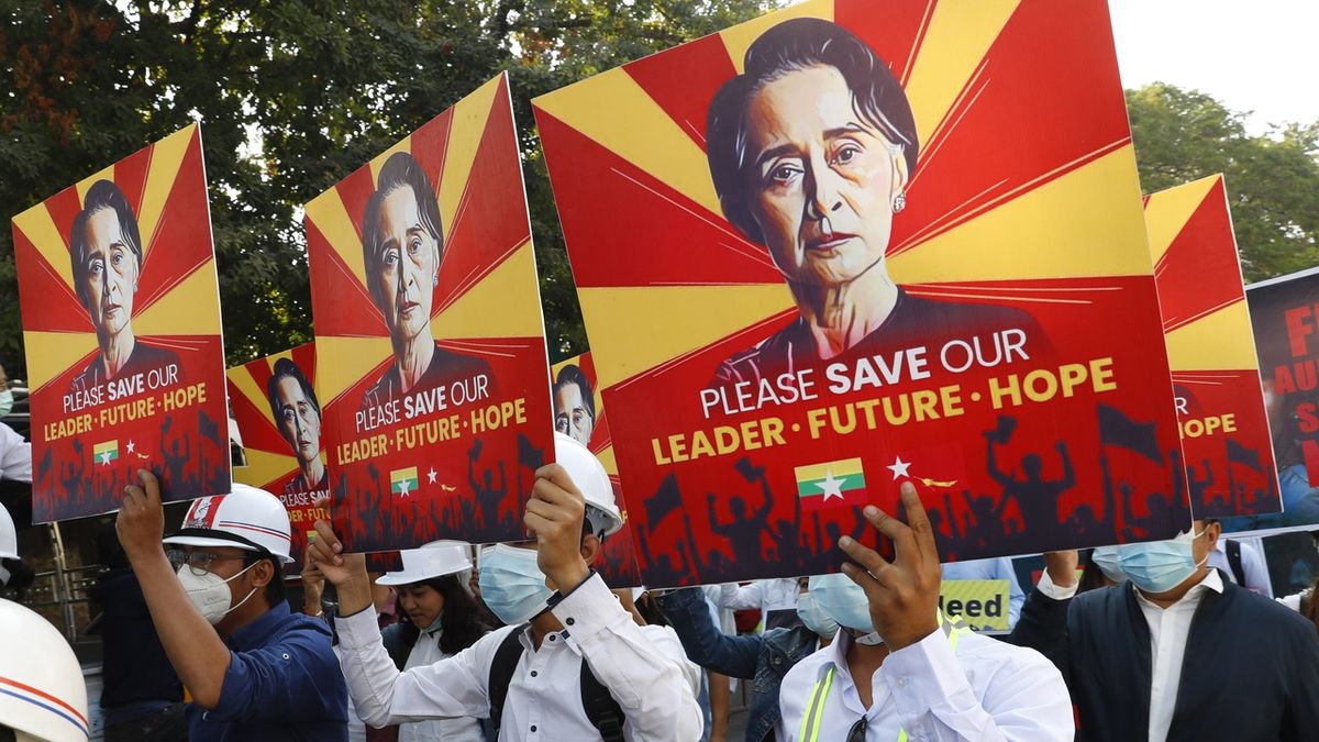 Demonstranti v Barmě s portréty Su Ťij