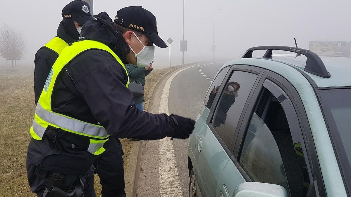 Policisté na Plzeňsku kontrolují řidiče při přejezdu hranic okresu.