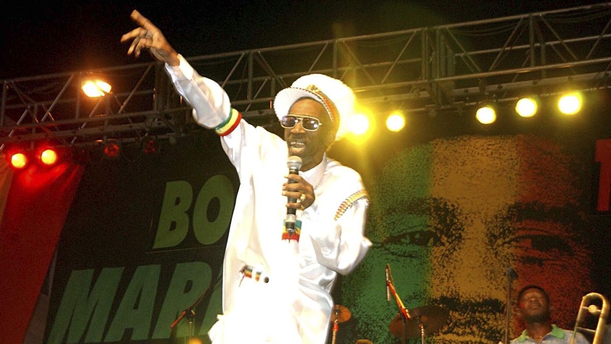 Zemřel poslední člen legendární reggae skupiny The Wailers