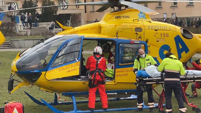 Pod dětmi v Žamberku se prolomil led, na místo letěly tři vrtulníky