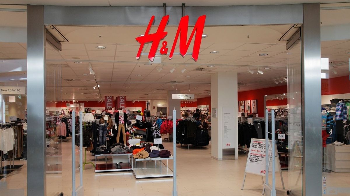 Oděvnímu řetězci H&M klesly tržby o čtvrtinu