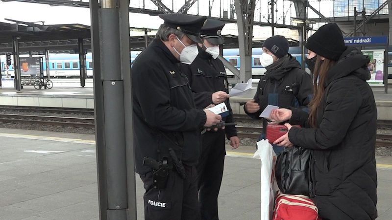Kontroly dodržování opatření na pražském hlavním nádraží. Padly i několikatisícové pokuty