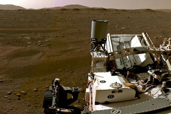 NASA zveřejnila akustický záznam zvuku laseru, který testoval skálu na Marsu