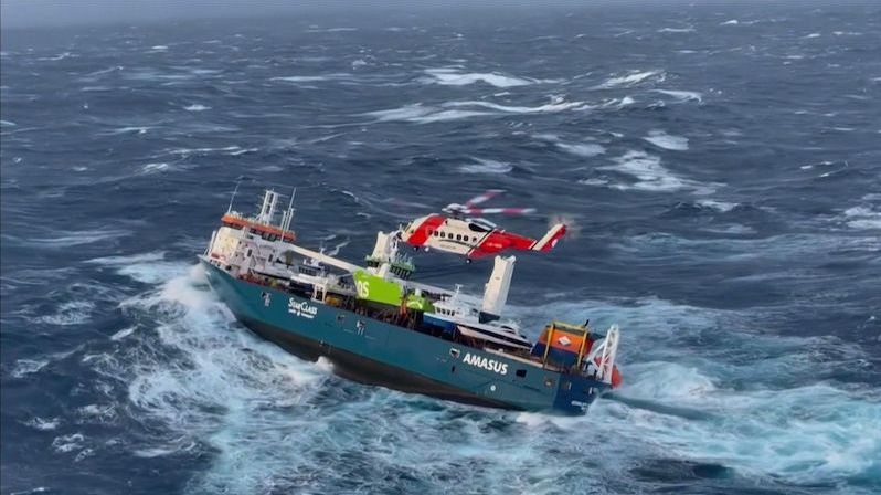 Nákladní lodi v Severním moři hrozí potopení, posádku lovil z vody vrtulník