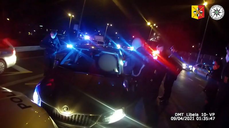 Řidička zběsile ujížděla policii od Plzně až do Prahy. Po zastavení si chtěla zapálit roušku