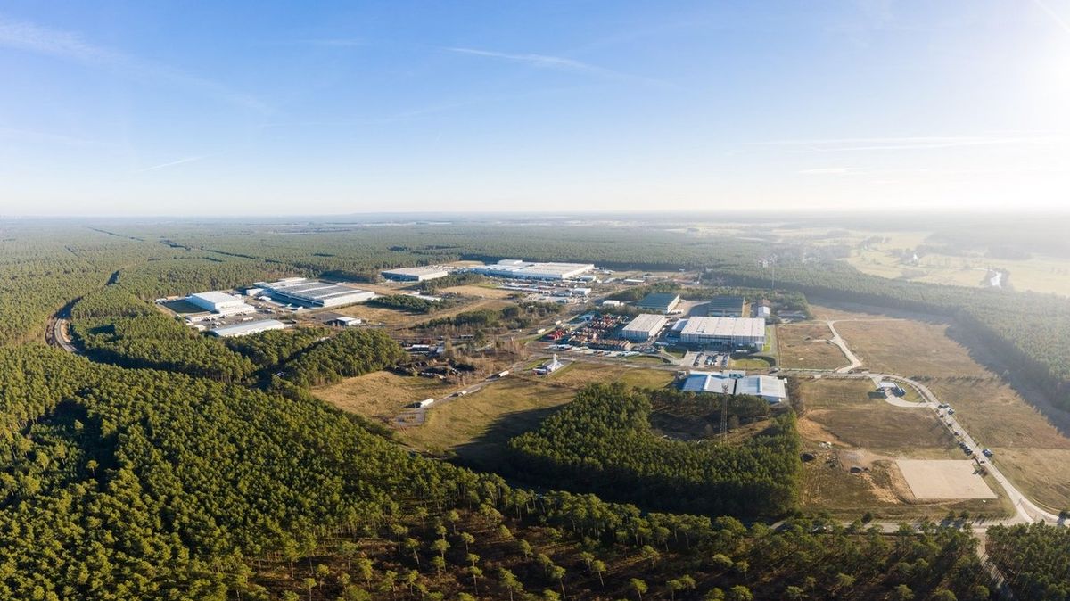 Zpožděná továrna Tesly v Německu začne vyrábět v říjnu, doufá Musk