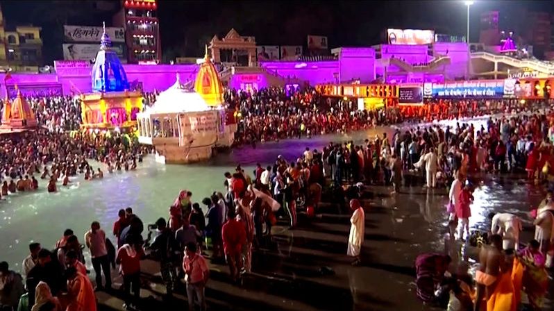 Miliony hinduistů se při svátku koupaly v Ganze. Indie teď řeší „koronavirový hurikán“
