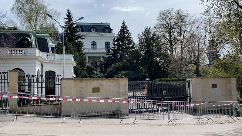 Okolí ruské ambasády obsadila policie. Připraveni jsou i těžkooděnci