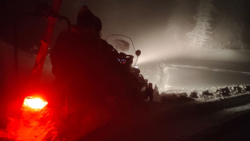 Beskydy zasypal sníh. Horská služba zachraňovala turisty po pás ve sněhu