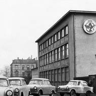 Trabanty P50 vyjíždějí z továrny ve Cvikově; leden 1958