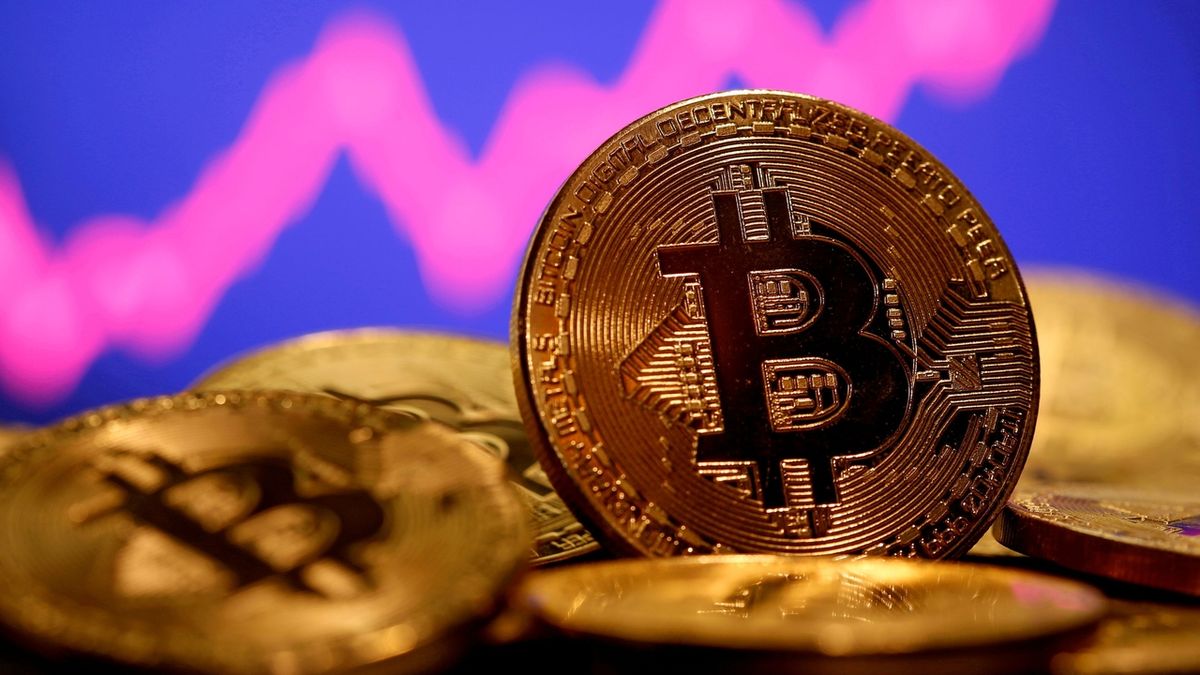 Bitcoin se blíží absolutnímu rekordu. Jedna mince má hodnotu téměř 63 000 dolarů