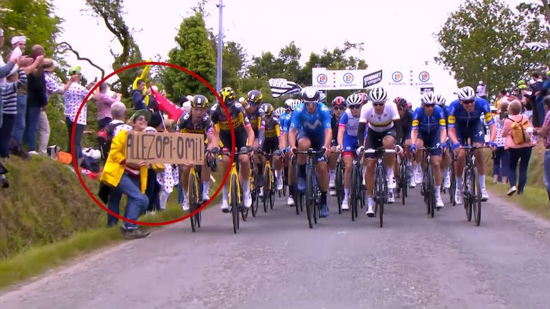 Žena způsobila hromadný pád na Tour de France, hledá ji policie
