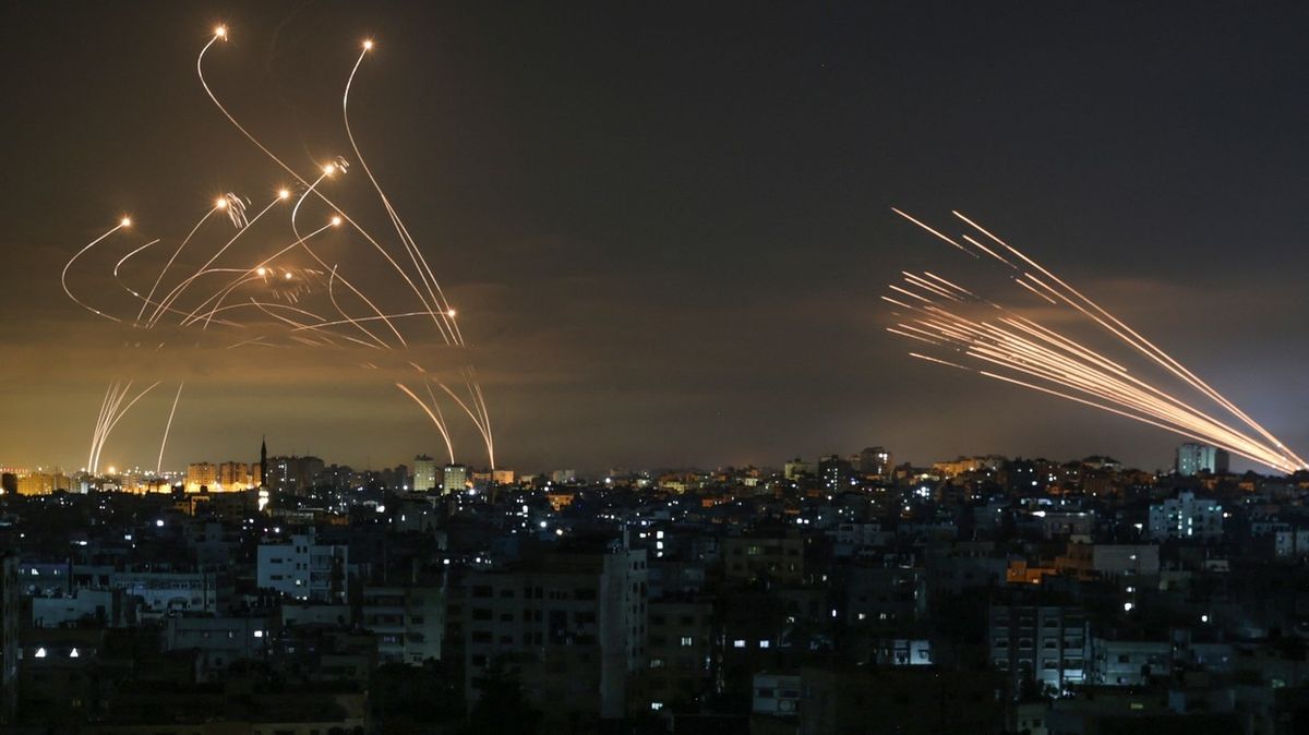 Izraelský protiraketový štít Iron Dome při likvidaci raket Hamásu.