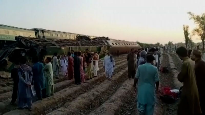 V Pákistánu se srazily dva vlaky. Mrtvých je nejméně 38