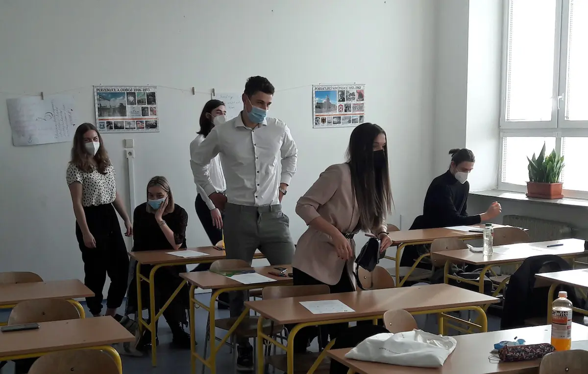 Studenti 4.B Gymnázia Hejčín bezprostředně před maturitní zkouškou z matematiky