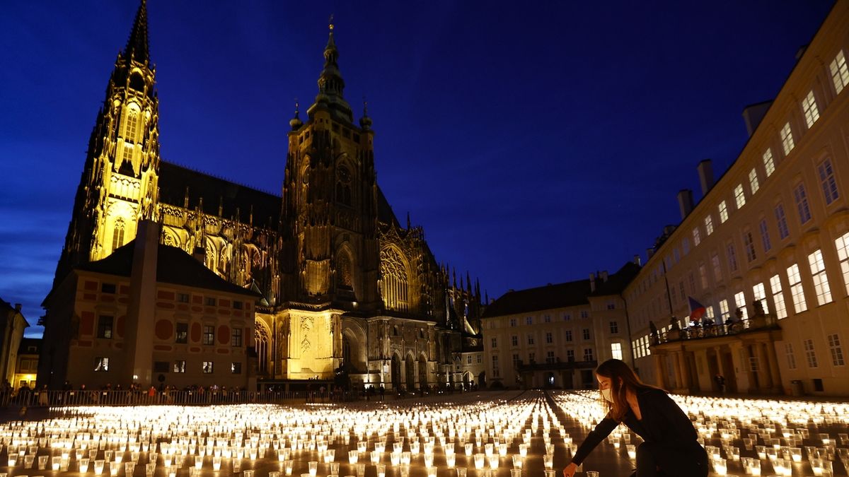 FOTO: 30 000 svíček za oběti covidu