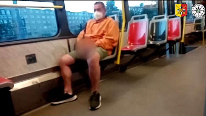 Muž onanoval před nezletilou dívkou v pražské tramvaji, natočila si ho