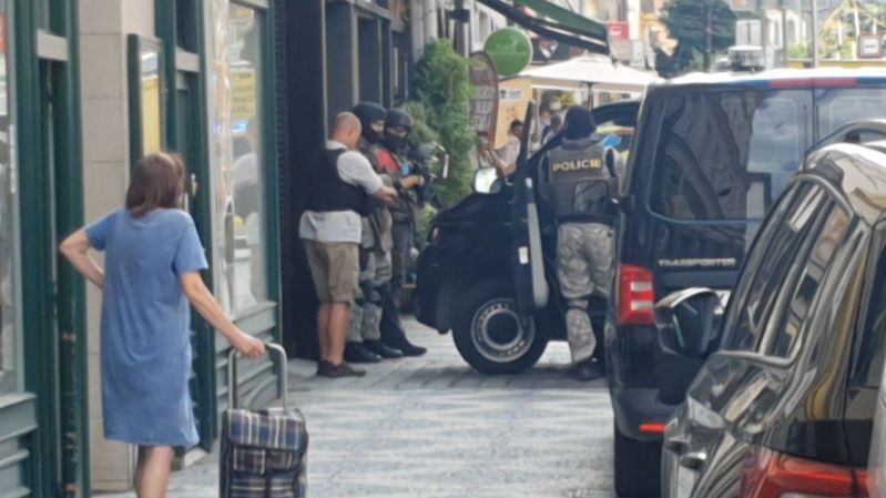 Pátrání po střelci v Praze. Útočníkem může být nebezpečný muž hledaný kvůli útoku kyselinou