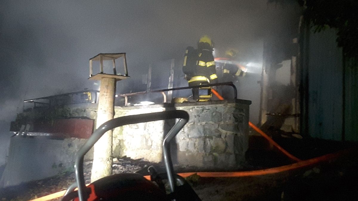 Po požáru chaty v Brně našli hasiči mrtvého člověka