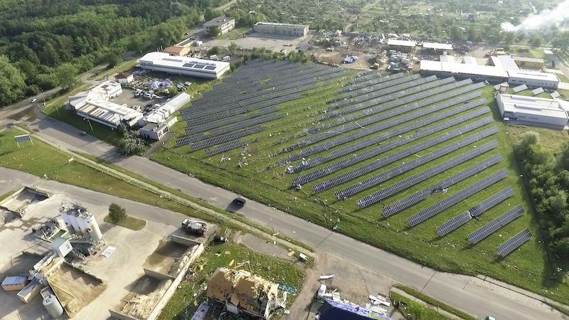 Záběry z dronu: Tornádo se prohnalo i přes solární elektrárnu