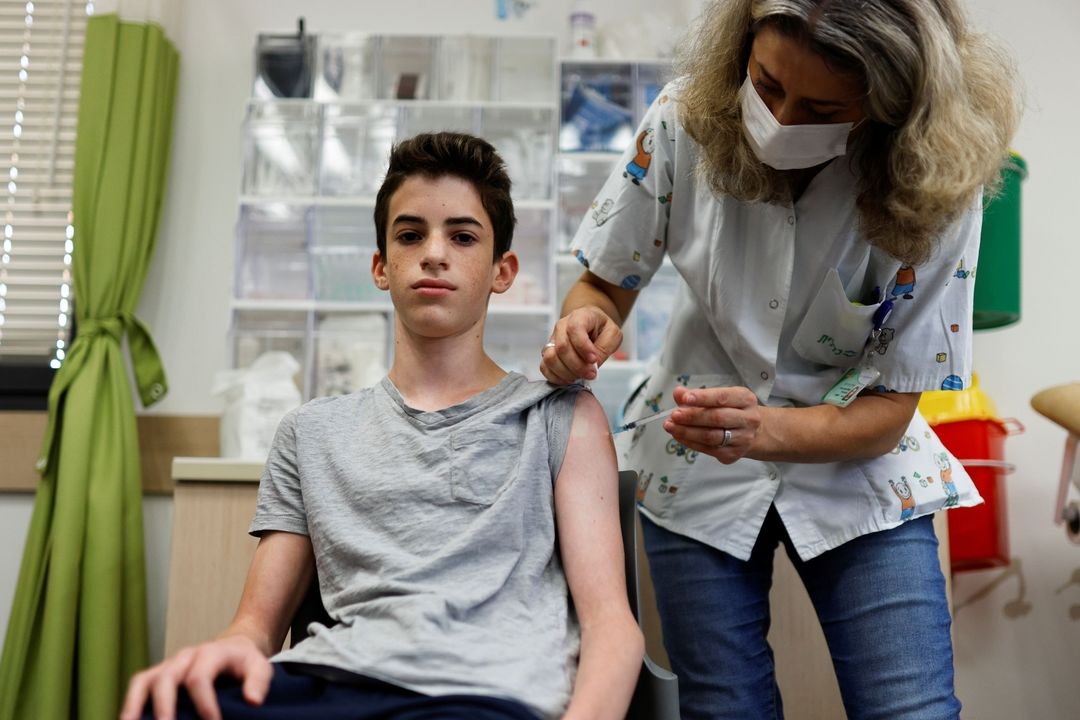 Očkování teenagera v Tel Avivu 