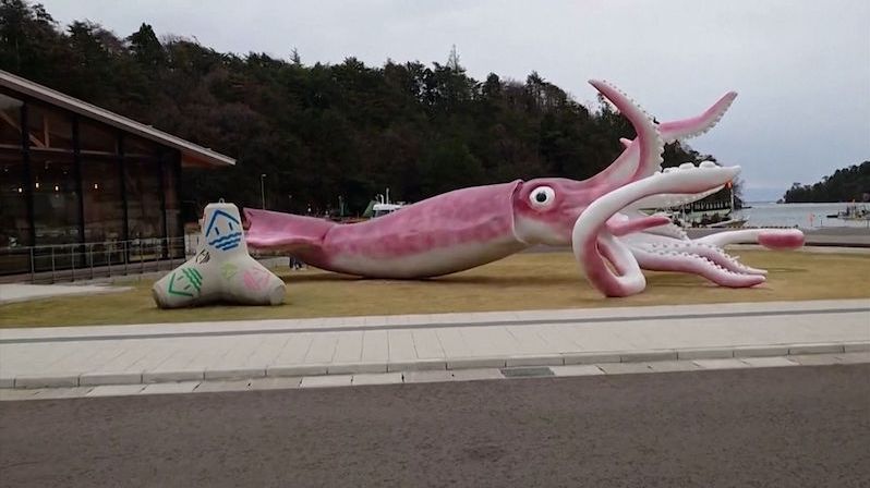 V Japonsku vztyčili sochu hlavonožce za několik milionů. Šlo o peníze na boj s covidem