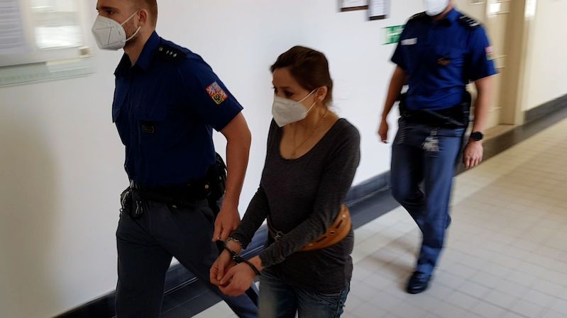 Kvůli bodnutí při hádce o stokorunu jde žena definitivně na sedm let do vězení