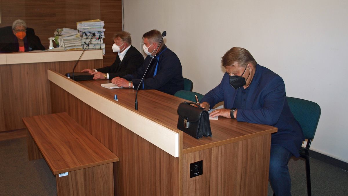 Obžalovaní Ivan Novák, jeho advokát a Josef Doucha (zleva) před vynesením rozsudku u karlovarského okresního soudu.