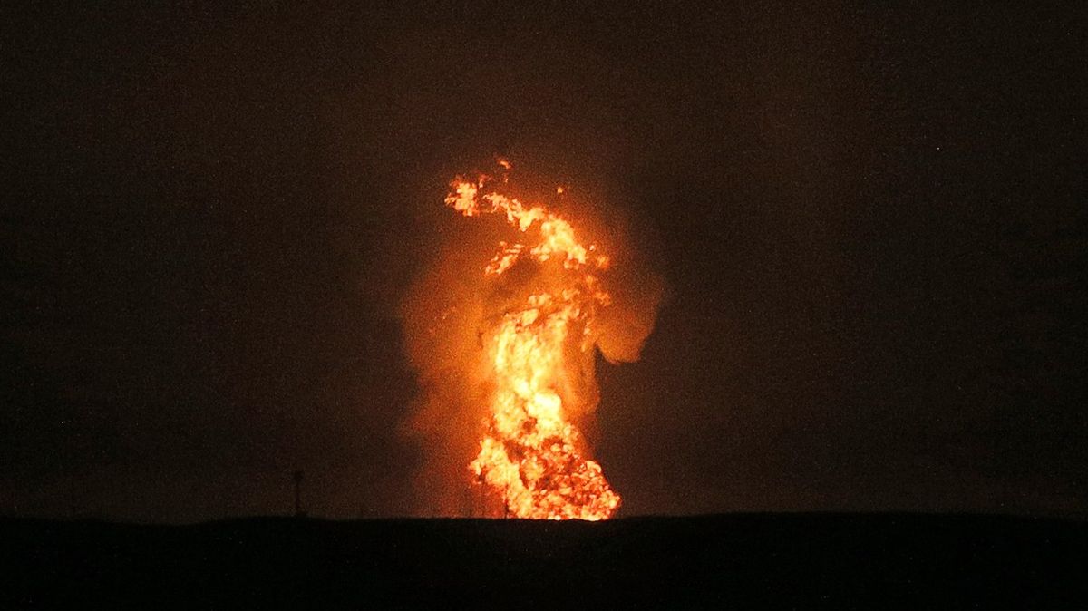 U ropné plošiny v Kaspickém moři došlo k obřímu výbuchu
