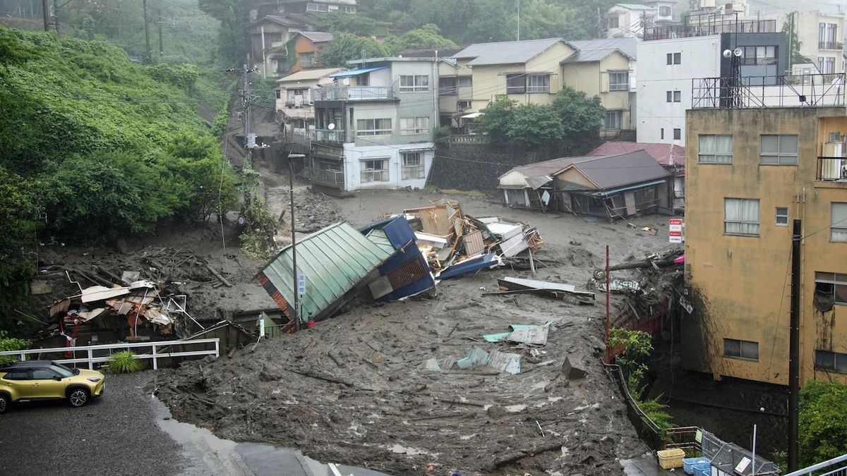 Sesuv bahna v Japonsku smetl domy, desítky lidí se pohřešují