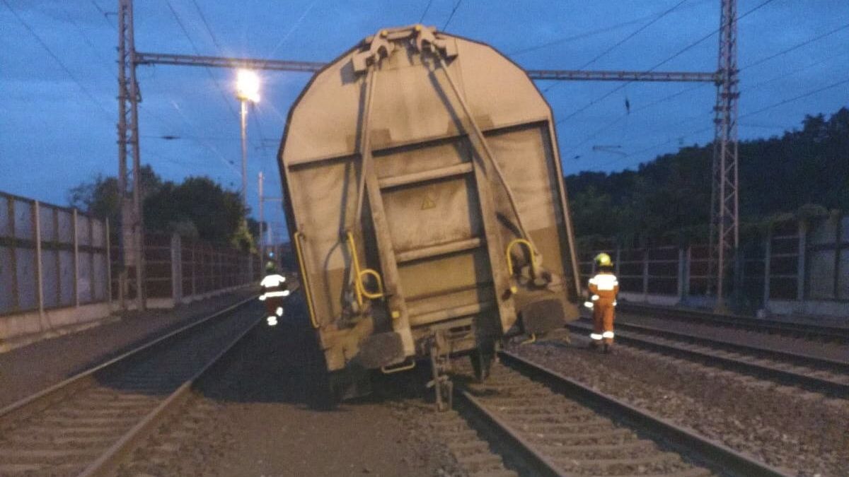 Vykolejený vlak ráno zablokoval trať z Ústí do Prahy