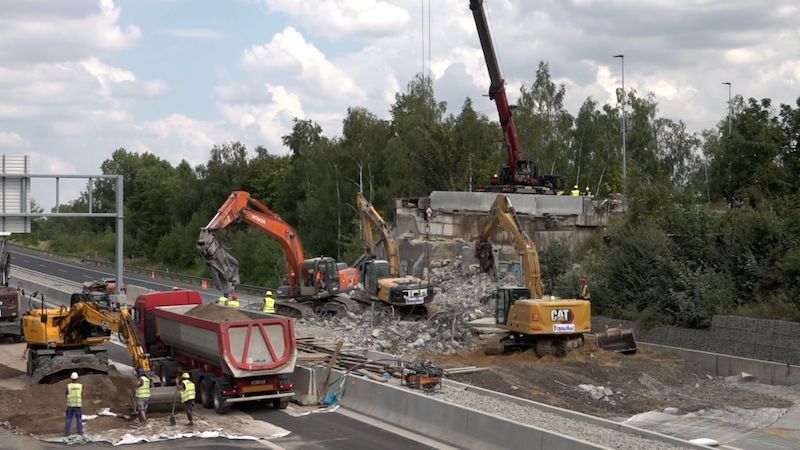 Pomalé bourání mostu přes D11 bylo v režii TSK Praha, Hřib se omlouvá