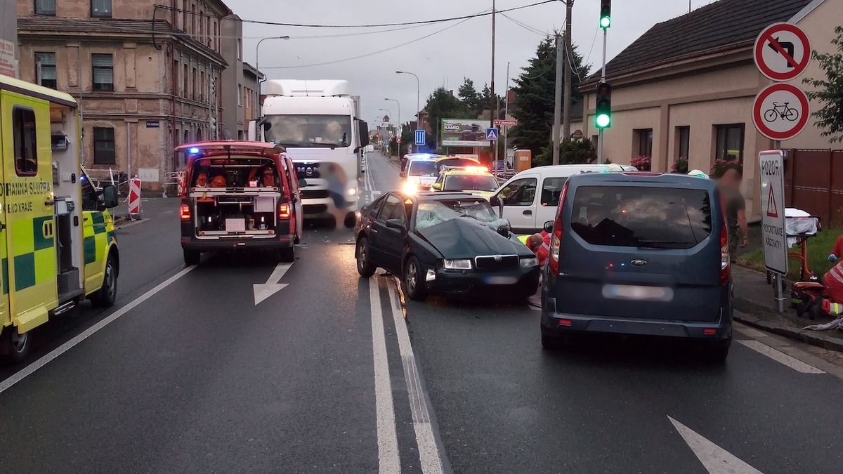 Kamion v Hradci jel zřejmě na červenou. Smetl auto, jehož řidič zemřel