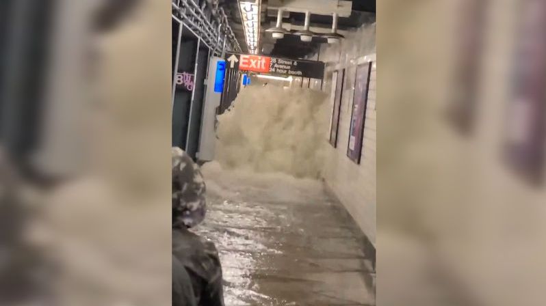 Lijáky ochromily New York, město je pod vodou