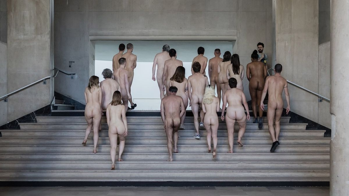 Francouzští nudisté chodí do bazénů, kin i muzeí