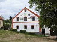 Většina průčelí je bez zdobení, toto je výjimkou.