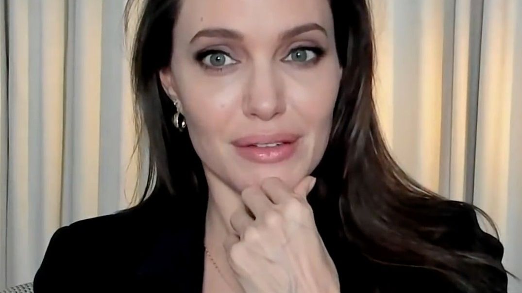 Brad Pitt točil s Weinsteinem, i když věděl, že mě obtěžoval, tvrdí Angelina Jolie