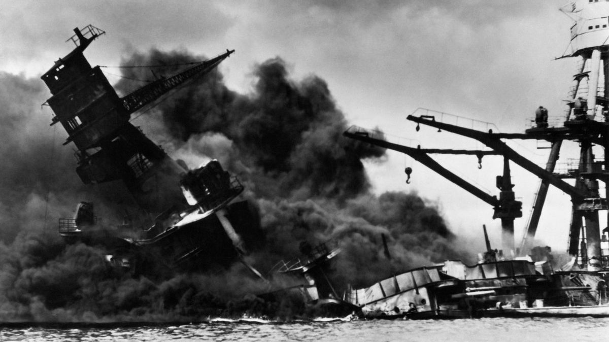 Bitevní loď USS Arizona zničená při útoku na Pearl Harbor