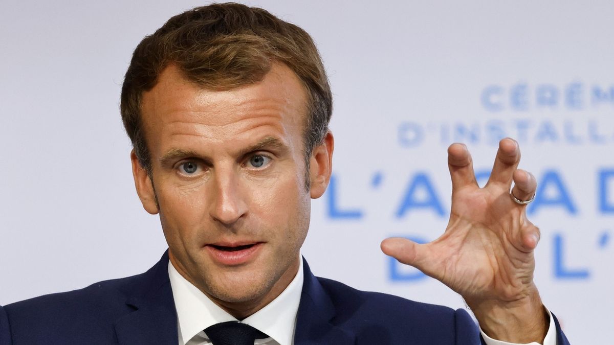 Macron zuří kvůli fotografiím, na nichž je v plavkách a na vodním skútru