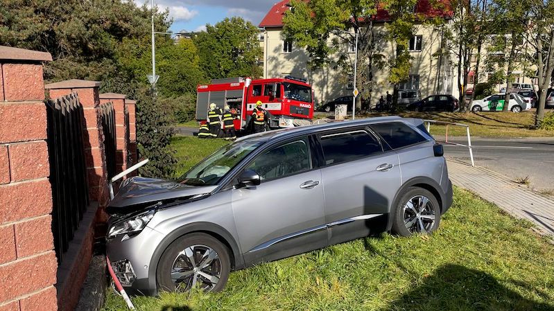SUV v Praze prorazilo zábradlí a skončilo v plotu. Čtyři zranění včetně dvou dětí