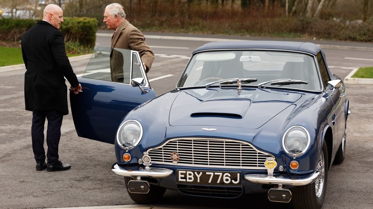 Jezdí na víno a sýr, říká o svém Aston Martinu princ Charles