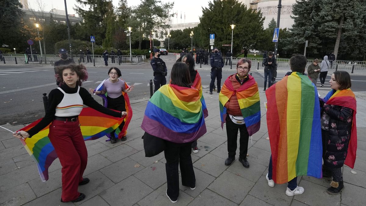 Polští poslanci podpořili návrh zákona zakazujícího akce LGBT