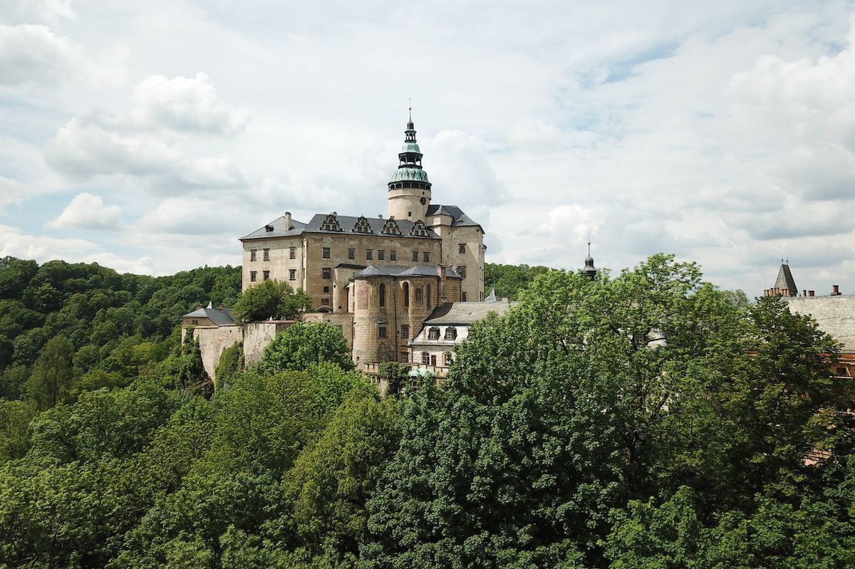 Státní hrad a zámek Frýdlant, založen byl pravděpodobně ve 13. století, renesančně rozšířen v 16. století.