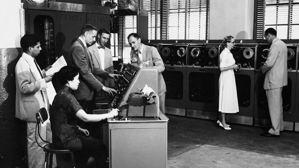 Grace Hopperová (vpravo vzadu) na snímku z roku 1957 s počítačem UNIVAC I.