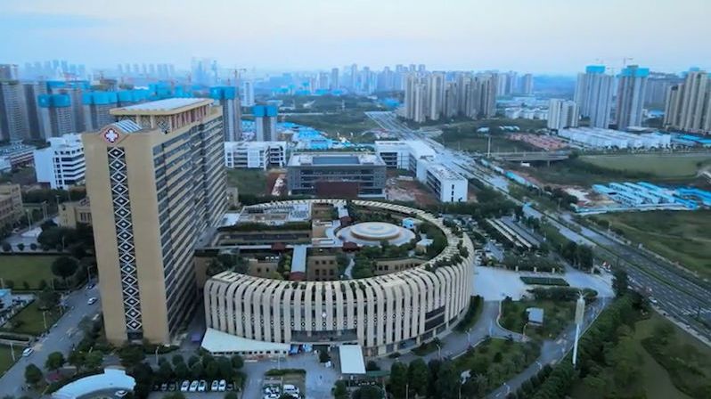 Budova čínské nemocnice připomíná svým tvarem toaletu