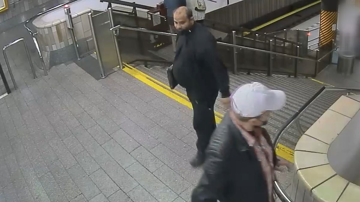 Kamera natočila tahanici zloděje a jeho oběti na eskalátorech v metru. Muž přišel o tisíce