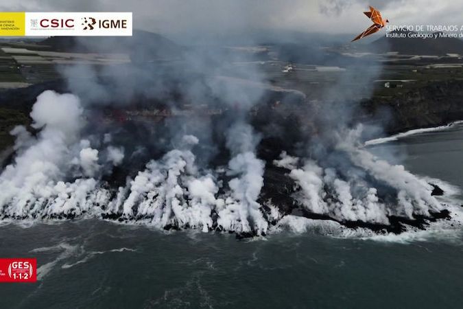 BEZ KOMENTÁŘE: Sopka vytvořila na La Palmě novou deltu v moři