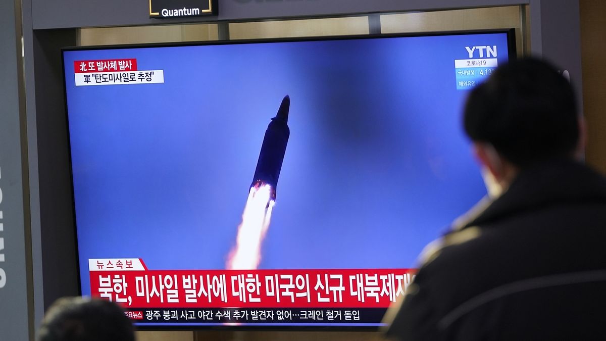 Jihokorejci sledují na obrazovce záběry severokorejské střely.